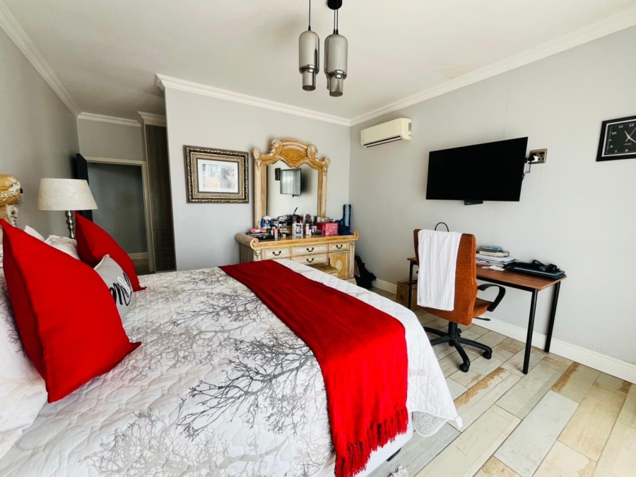 6 Bedroom Property for Sale in Gonubie Eastern Cape